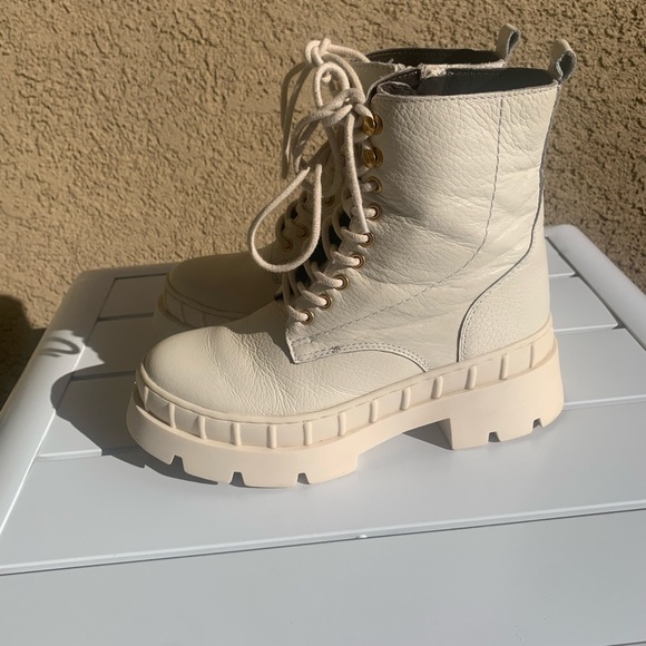 Vince Camuto white leather lug sole booties size 7 - Picture 4 of 16